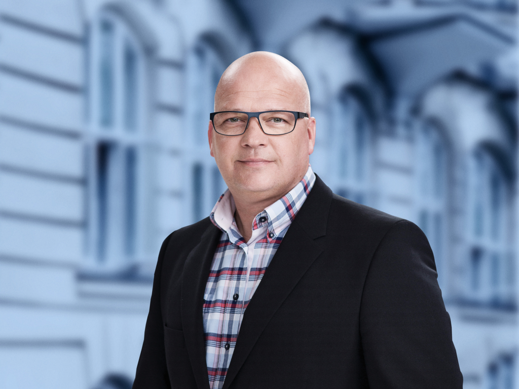 Niels-Horup-med-V-baggrund_final_bred
